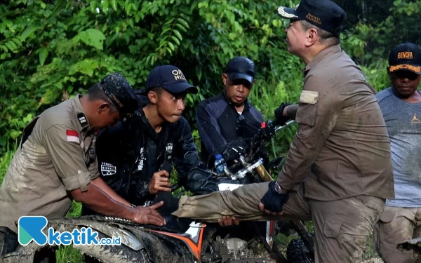 Thumbnail Jatuh Bangun, Bupati Freddy Thie  Naik Trail Tinjau Jalan yang Rusak