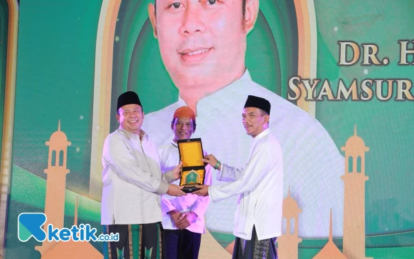 Thumbnail Ketua Fraksi PKB DPR RI dan Bupati Bandung Raih Penghargaan Komunitas Alumni Cipasung