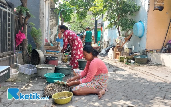 Thumbnail Kehidupan Pengupas Kerang di Kampung Nelayan Kenjeran