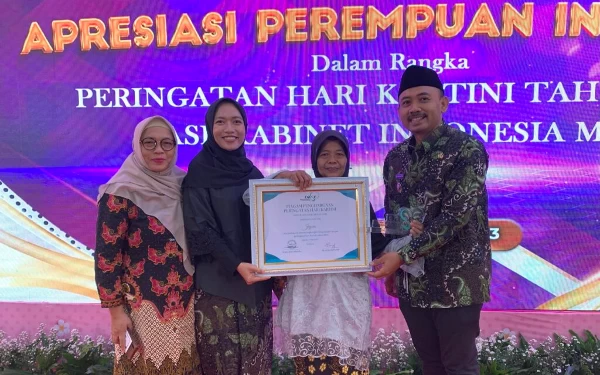 Nenek Asal Ngawi Dinobatkan  sebagai Perempuan Inspiratif Lingkungan Hidup