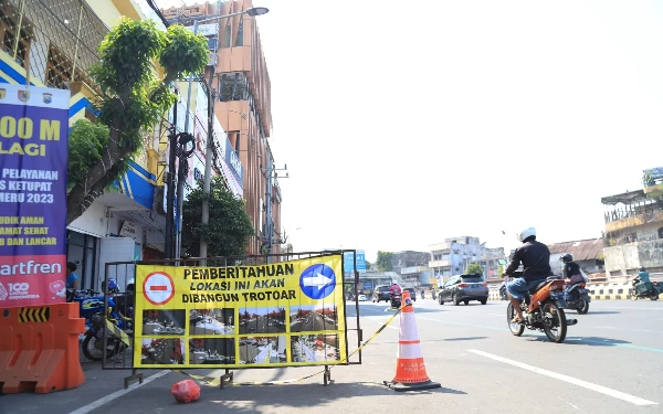 Thumbnail Berita - Lakukan Pemugaran Ruas Trotoar hingga Alun-alun Jember, Ini yang Dilakukan Dinas PUPR KPCK