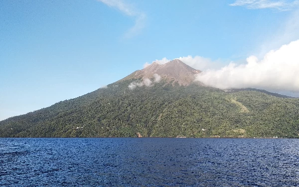 Thumbnail Berita - Waspada, Luncuran Lava Pijar Gunung Api Karangetang Capai 1.500 Meter