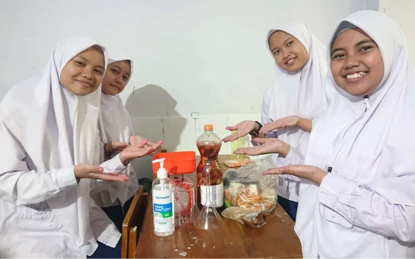 Thumbnail Hebat! Siswa SMP Unggulan Annur Hidayatullah Malang Sulap Limbah Dapur Jadi Eco Enzym