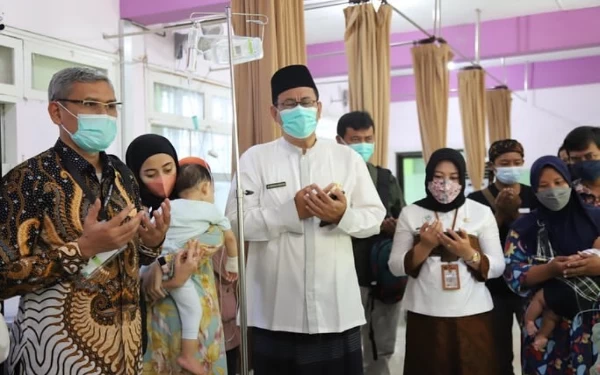 Thumbnail Jalin Kerja Sama dengan RSUD dr Soetomo, RSD dr Soebandi Lakukan Operasi  Pembuatan Anus