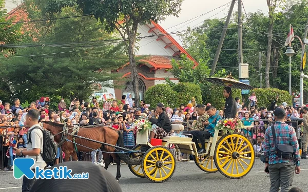 Thumbnail Iring-iringan pejabat menjadi awal pembuka Surabaya Vaganza 2023. (Foto: Shinta Miranda/Ketik.co.id)