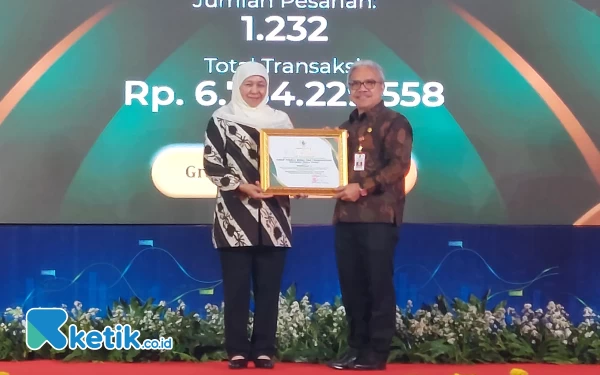 Thumbnail Khofifah Serahkan Penghargaan E-Purchasing Awards untuk Daerah dengan Belanja Terbanyak