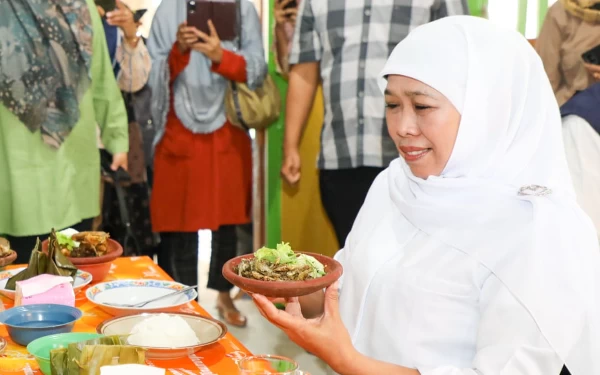 Thumbnail Kunjungi Kabupaten Mojokerto, Khofifah Ketagihan Menu Sambal Wader