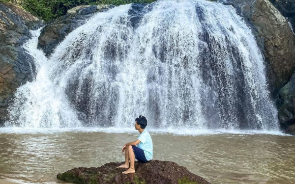 Air Terjun Pantai Eksotis di Jatim, No 4 Dekat Surabaya