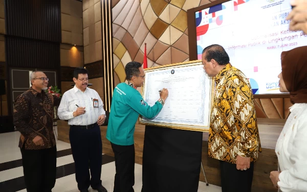 Rektor UB dan Jajaran Pimpinan Tandatangani Perjanjian Komitmen Keterbukaan Informasi Publik