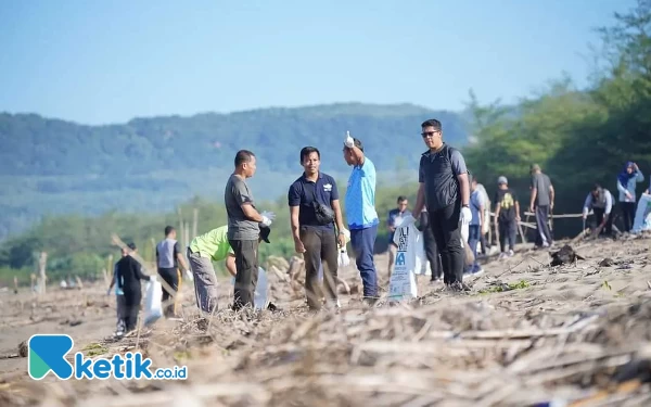 Thumbnail Bersama Masyarakat, Bupati Aji Pimpin Aksi Bersih Sampah Pantai Pancer Pacitan