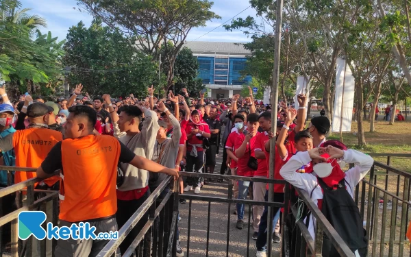 Kumpulan Foto Pendukung Timnas Indonesia Padati Gelora Bung Tomo