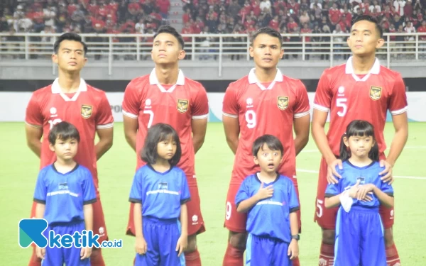 Thumbnail Ekspresi anak yang mendampingi pemain timnas ini tampak terkejut, Rabu (14/6/2023). (Foto : M.Khaesar/Ketik.co.id)