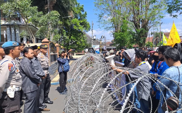 Thumbnail Aksi Mahasiswa PMII Tuntut Pembahasan RTRW dan RDTR Jember