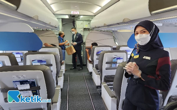 Thumbnail Nuansa biru berpadu abu-abu di kabin bagian depan Maskapai Pelita Air terlihat nampak longgar dan nyaman dengan pramugari yang trendi dan ramah