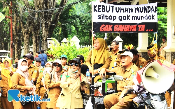 Thumbnail Perangkat Desa di Sidoarjo Demo, Tuntut 'Gaji dan Uang Pensiun'  Naik