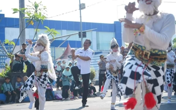 Thumbnail Bupati Pacitan Ikuti Flashmob Kethek Ogleng Bersama Ratusan Siswa SD