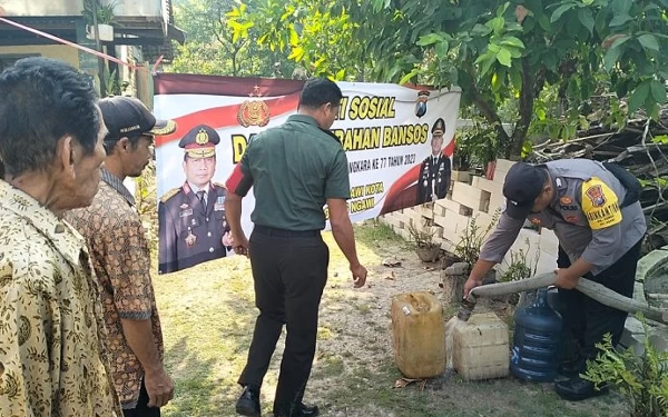 Thumbnail Berita - Krisis Air Bersih di Napel, Ngawi, Polres Distribusikan 10 Ribu Liter Air