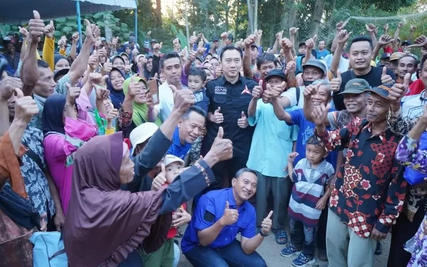 Bupati Nur Banyuaji Dampingi Ibas Tilik ke Sejumlah Desa di Pacitan