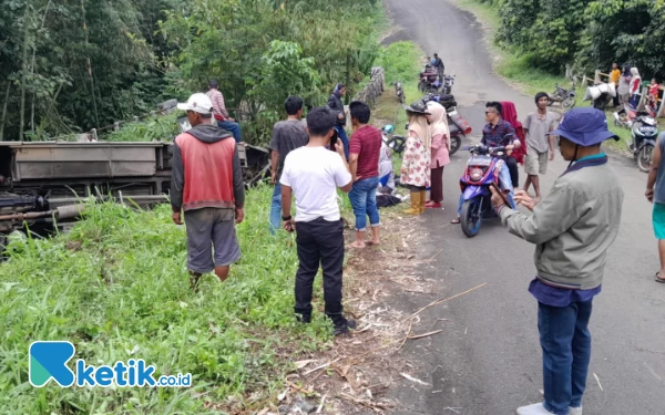 Thumbnail Bus Rombongan Pengajian Terguling, 32 Emak-emak dan 2  Pemandu Wisata Terluka