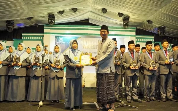 Thumbnail Berita - Wisuda PP Al Anwar, Bupati Pacitan: Jangan Berhenti Cari Ilmu