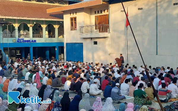 Thumbnail Ratusan Jemaah Ikuti Salat Idul Adha di Masjid Al-Ishlah Menganti