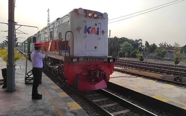 Thumbnail Tabrakan dengan Mobilio, KA-Sritanjung  Terlambat 14 Menit dari Stasiun Jember