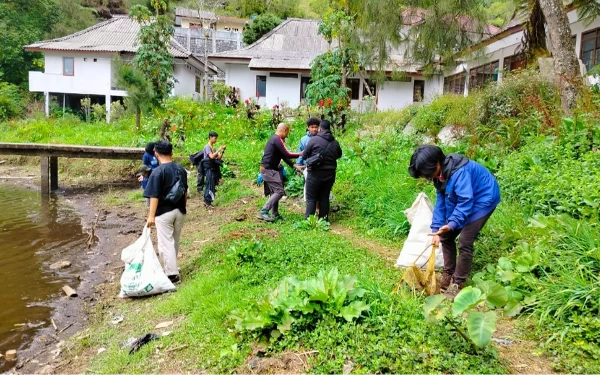 Thumbnail Berita - TNBTS dan Bumdes Ranupani Bersihkan Sampah di Danau Regulo