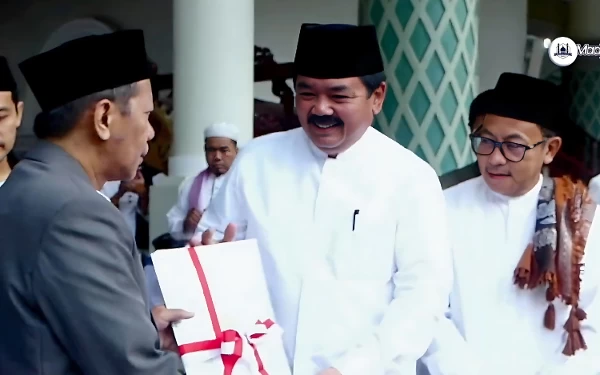 Thumbnail Momentum Idul Adha,  Menteri ATR/BPN Serahkan  Sertifikat Wakaf Masjid Jami Kota Malang