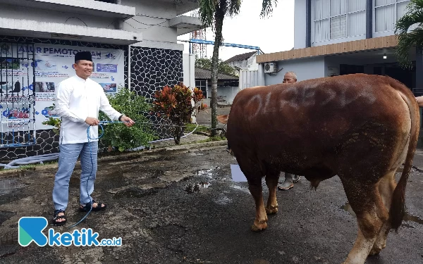 Thumbnail Berita - Wali Kota dan Kapolresta Malang Ikut Berkurban di RPH Tunas