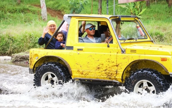 Thumbnail Gubernur Jatim Khofifah mengajak sang cucu Aisyah Nabila yang akrab disapa Aila off road naik mobil bak terbuka, Jumat (30/6/20). (Foto Humas Pemprov Jatim)