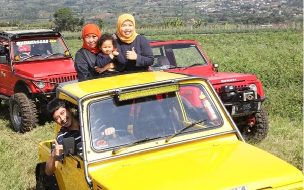 Thumbnail Ditemani putri pertama Patimasang, Gubernur Khofifah sesekali menyapa warga di sepanjang perjalanan menuju Bukit Jengkoang, Kota Batu.