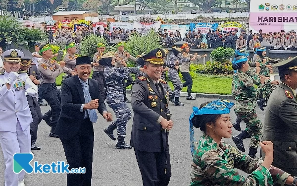 Thumbnail Hari Bhayangkara Ke-77, Kapolresta Malang Kota Antusias Joget Maumere