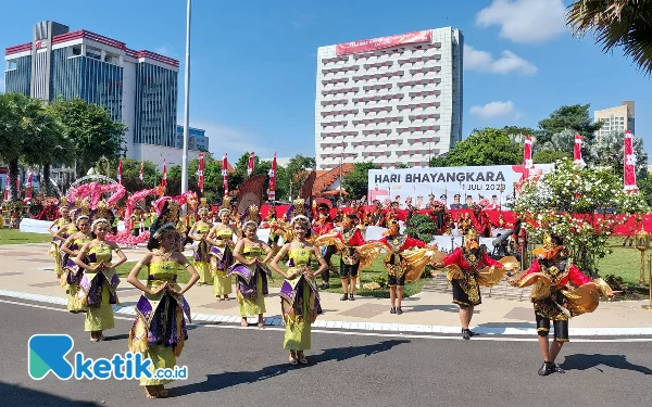 Thumbnail Penampilan tari kolosal Mandala Bumantara yang dibawakan ratusan penari, Sabtu (1/7/2023).(Foto: Husni Habib/Ketik.co.id)