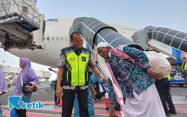 Thumbnail GM Bandar Udara Internasional Juanda, Sisyani Jaffar menyalami salah satu jemaah haji saat tiba di Indonesia, Selasa (4/7/2023). (Foto : M.Khaesar/Ketik.co.id)