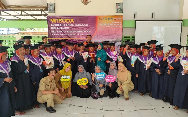 Ikut Pendidikan Selantang,  Kakek dan Nenek Diwisuda Pakai Toga