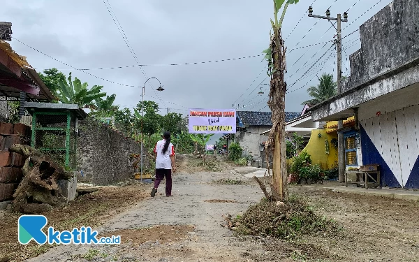 Thumbnail Berita - Jalan Rusak Dibiarkan, Kunjungan Bupati Blitar Disambut Kemarahan Warga