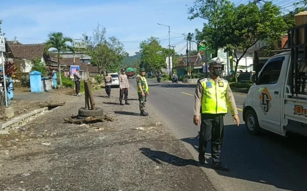 Thumbnail Polres Jember Siaga di Titik Rawan, Imbas Kemacetan di Jalur Pantura Situbondo-Ketapang