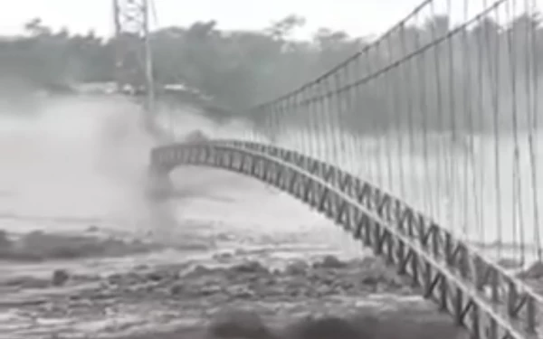 Thumbnail Berita - Tiga Jembatan Putus Diterjang Banjir, Puluhan Warga Mengungsi