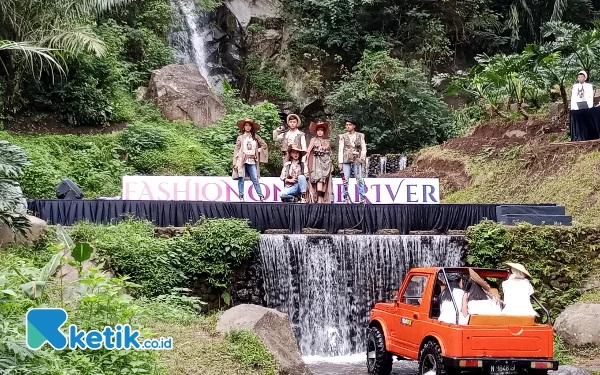 Thumbnail Sungai Coban Putri Kota Batu Mendadak Jadi Catwalk Fashion Show