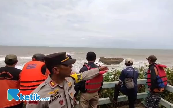 Thumbnail Lima Orang Rombongan UB Terseret Ombak Pantai Jembatan Panjang, Dua Mahasiswa Asing