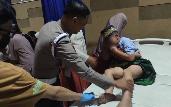 Thumbnail Sunatan Masal Diktukba Polri, Anak-Anak Manfaatkan Isi Liburan Sekolah