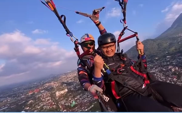 Terbang dengan Paralayang, PJ Wali Kota Terpukau Keindahan Kota Batu