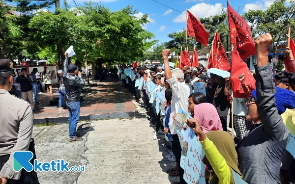 Thumbnail Ratusan Massa Geruduk DPRD Blitar, Protes Perusahaan Perkebunan Nakal