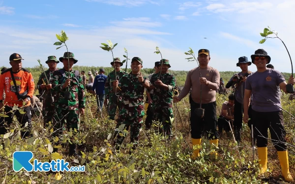 Thumbnail Peduli Lingkungan, 1.000 Mangrove Ditanam Polres Probolinggo Kota di Pantai Permata