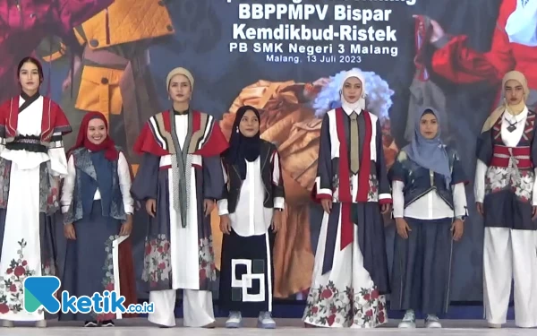 Guru Fashion SMKN 3 Kota Malang Usung Baju Berkonsep Korea