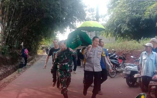 Kompak, TNI-Polri Selalu Hadir saat Warga Berduka