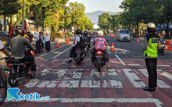 Thumbnail Berita - Libur Sekolah Usai, Pelajar Padati Jalan Tiap Pagi, Satlantas Polres Pacitan: Dilarang Ngebut!