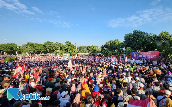 Thumbnail Lautan manusia dengan bendera merah putih memadati halaman luas Masjid Al Akbar Surabaya dalam rangka jalan sehat 1 Muharram 1445 H. (Foto:Kiagus Firdaus/Ketik)