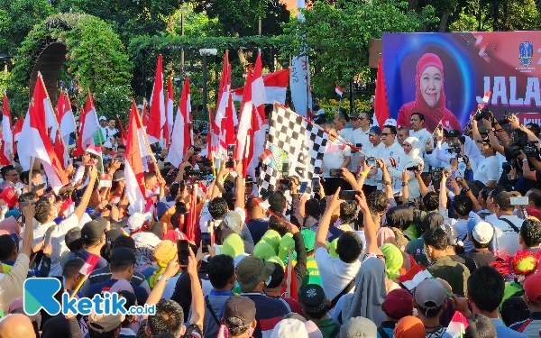 Thumbnail Gubernur Khofifah saat melepas puluhan ribu peserta jalan sehat 1 Muharram 1445 H.