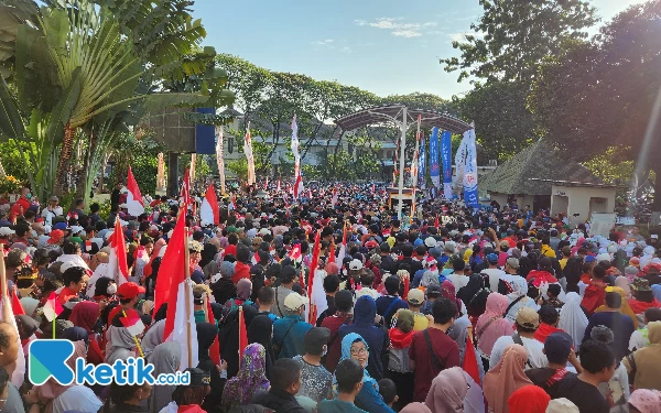 Thumbnail Puluhan ribu peserta jalan sehat 1 Muharram 1445 H berjalan mengikuti jalur jalan sehat di sekitar Masjid Al Akbar Surabaya.